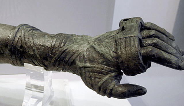 Egyptian old style fighting gloves
